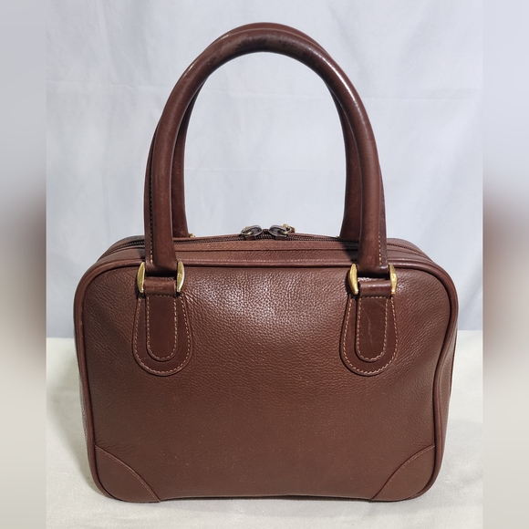 Gucci Square Boston handbag. Minor tarnishing on hardware. Wear under handles - Picture 2 of 16